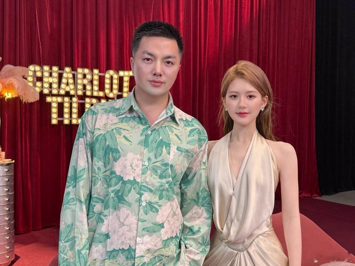 赵露思说化妆是为了取悦自己直播间看不出来但是合照一眼就能看出露思的美丽了[色][