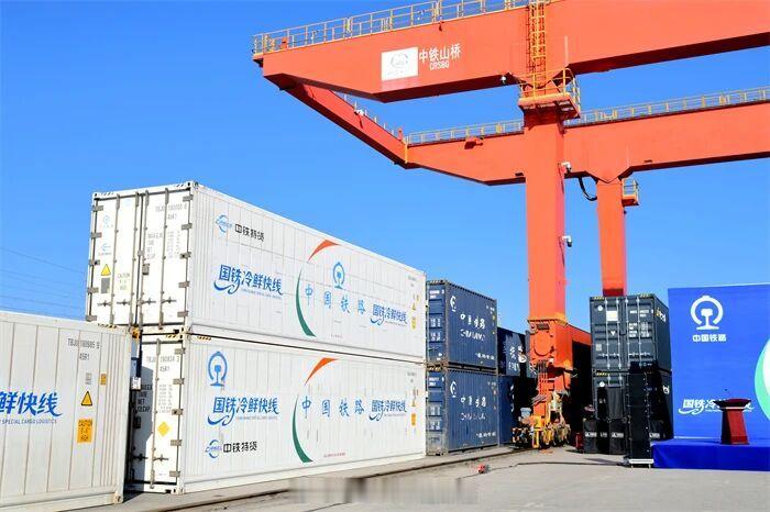 国铁头条【全国首个！“国铁冷鲜快线”班列发车，新疆鲜果36小时直达西安】7月18