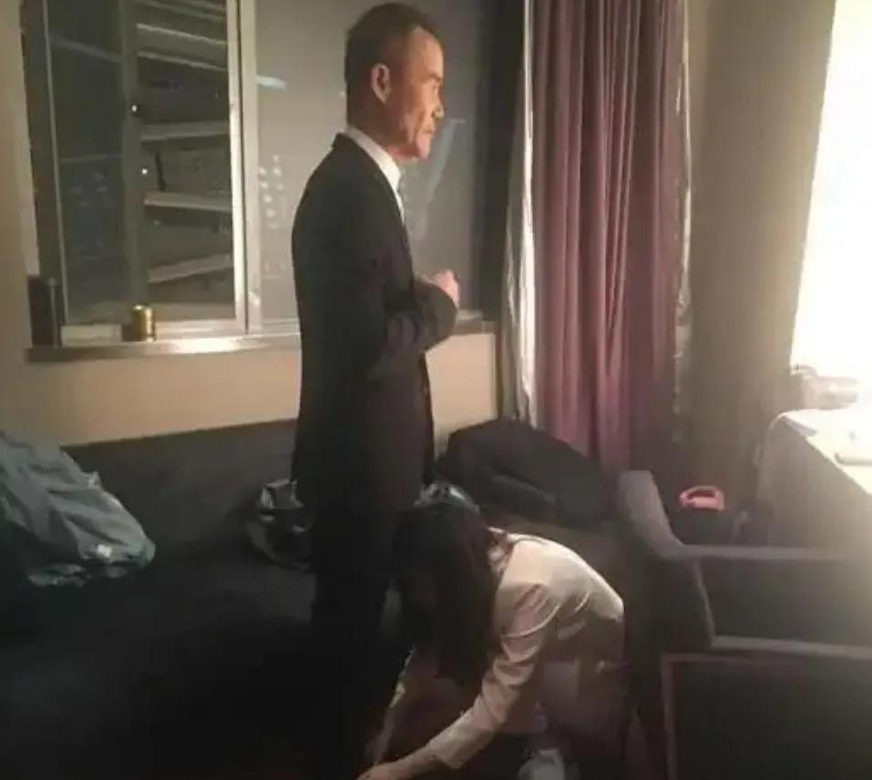 勒布朗·詹姆斯的“皇帝”宝座，已经被时代亲手掀翻！
湖人季后赛首轮出局，不是意外