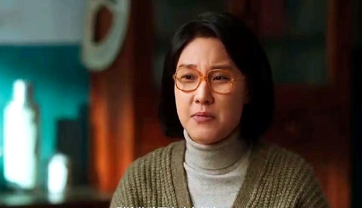 你以为她是剧组随便找的东北大妈？
开拍前场务差点把她拦在门外：“群众演员走侧门”