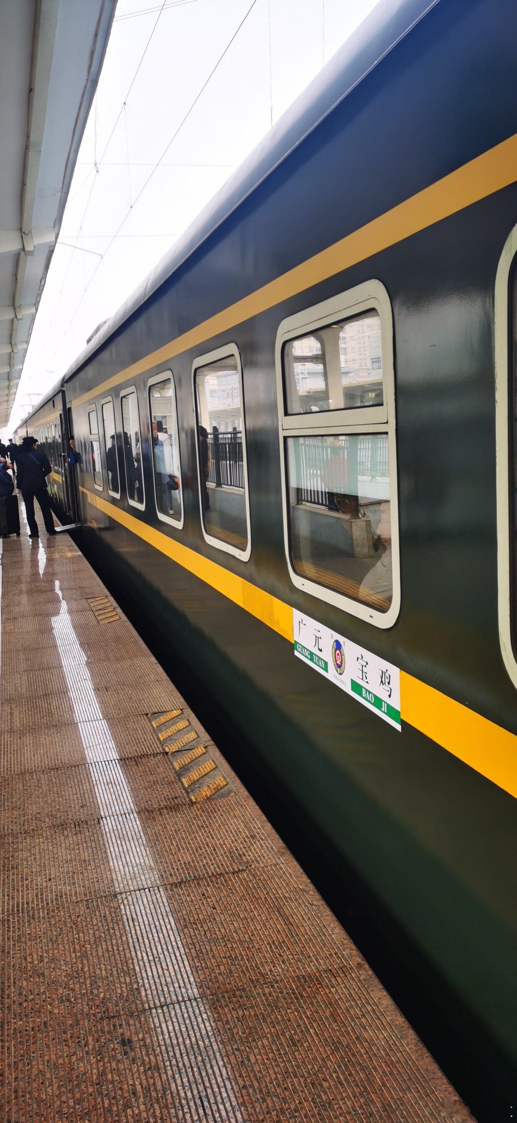 12306回应绿皮车到底能不能开窗 近日，不少网友吐槽绿皮车闷热如“蒸桑拿”，有