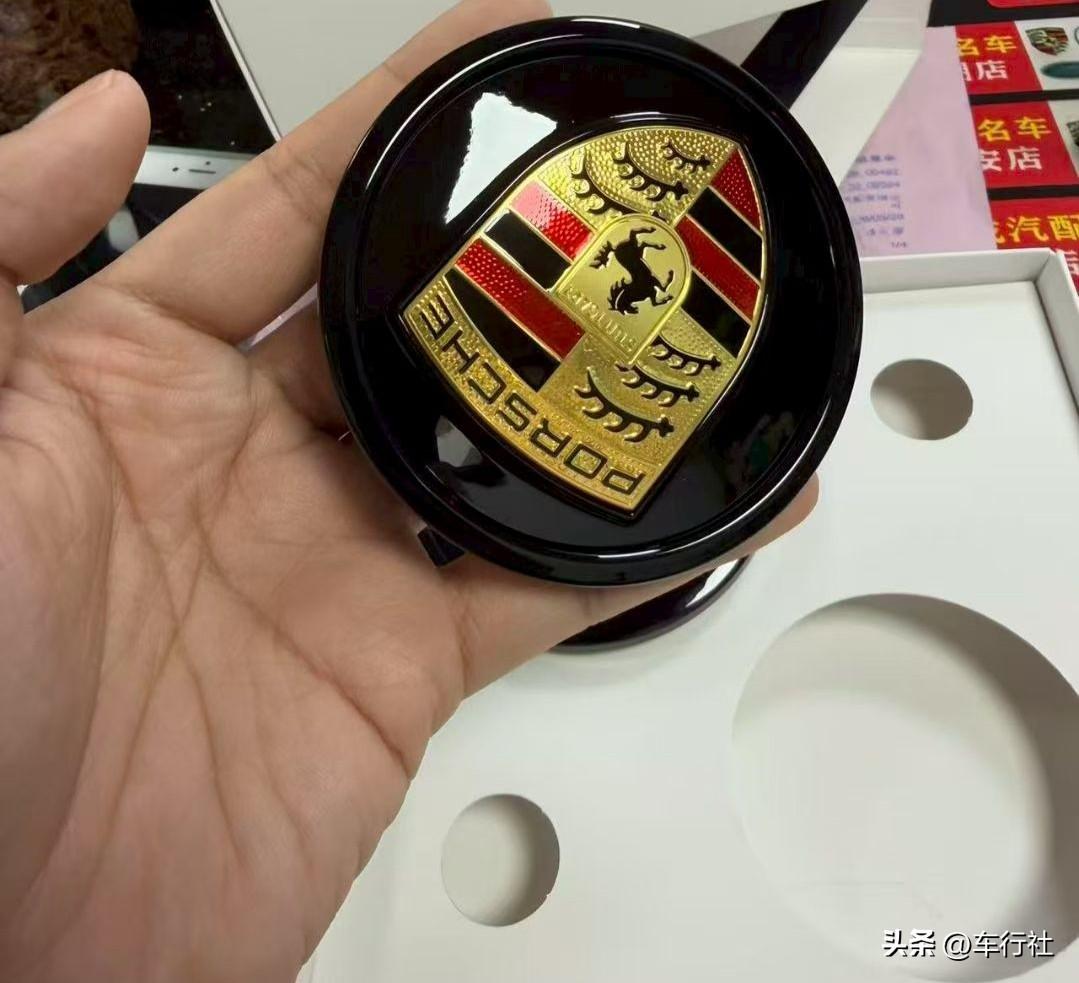这得挣多少钱？
保时捷的轮毂盖，4S价格869一个
看来看去也就是塑料制品
似乎