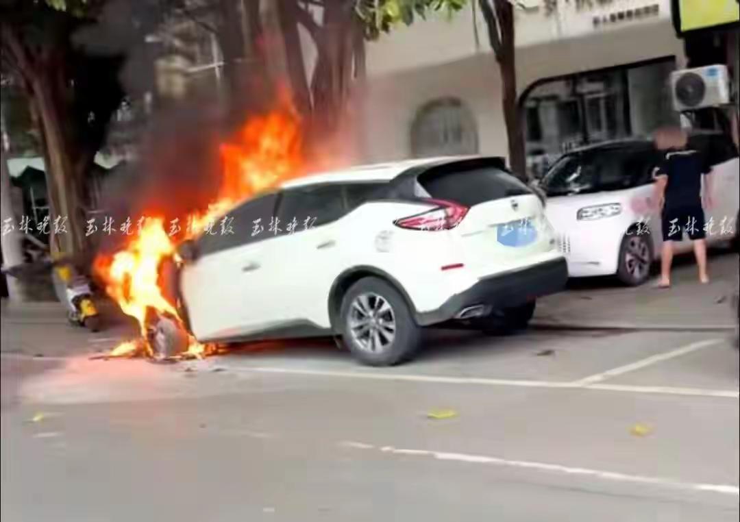 早高峰的街头处处是匆忙身影，谁能想到平静的停车泊位会突发火情？
（个人观点仅供参