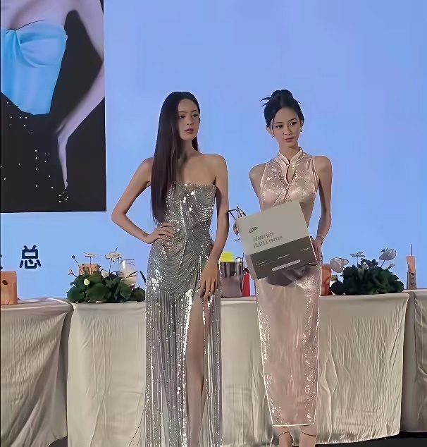 第一次见有比古力娜扎身材好的素人。。。腰臀比曲线很重要 