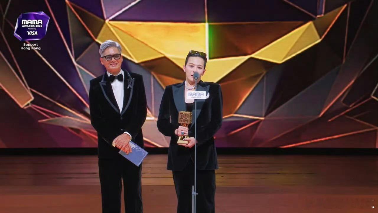 权志龙获MAMA年度艺人奖恭喜！！！ 