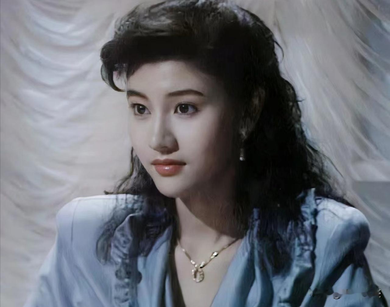 如果选一种花来形容港姐李嘉欣，你会选什么呢？

我会选白瓣红边的卡普里蓝玫瑰，刚
