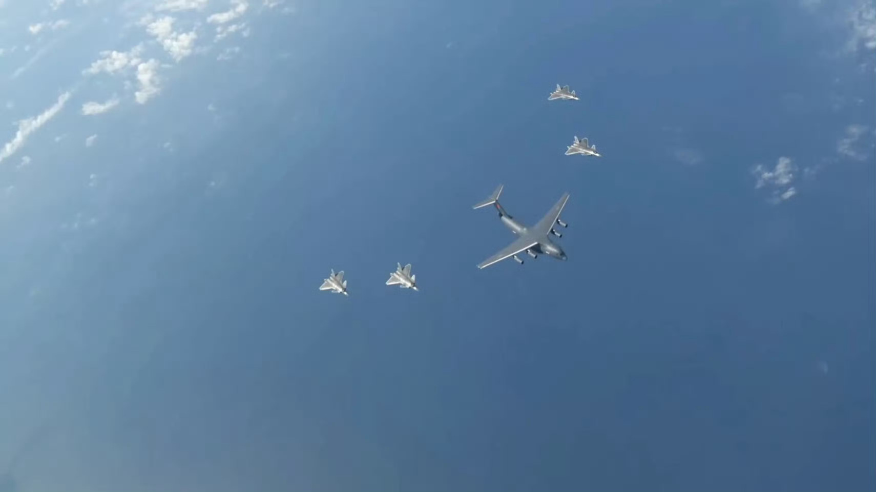运-20＋歼-80，国产战略运输机和国产五代隐身战斗机，接忠烈回家。接30位烈士