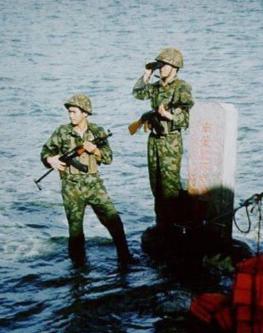 1990年，我国驻守南薰礁的11名官兵突然与外界失去联系，后续调查中确认其中6人