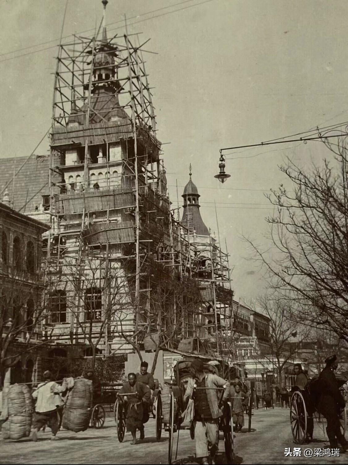 这张照片记录的是上海德国总会大楼在1905年前后建造时的场景，该建筑是近代上海外