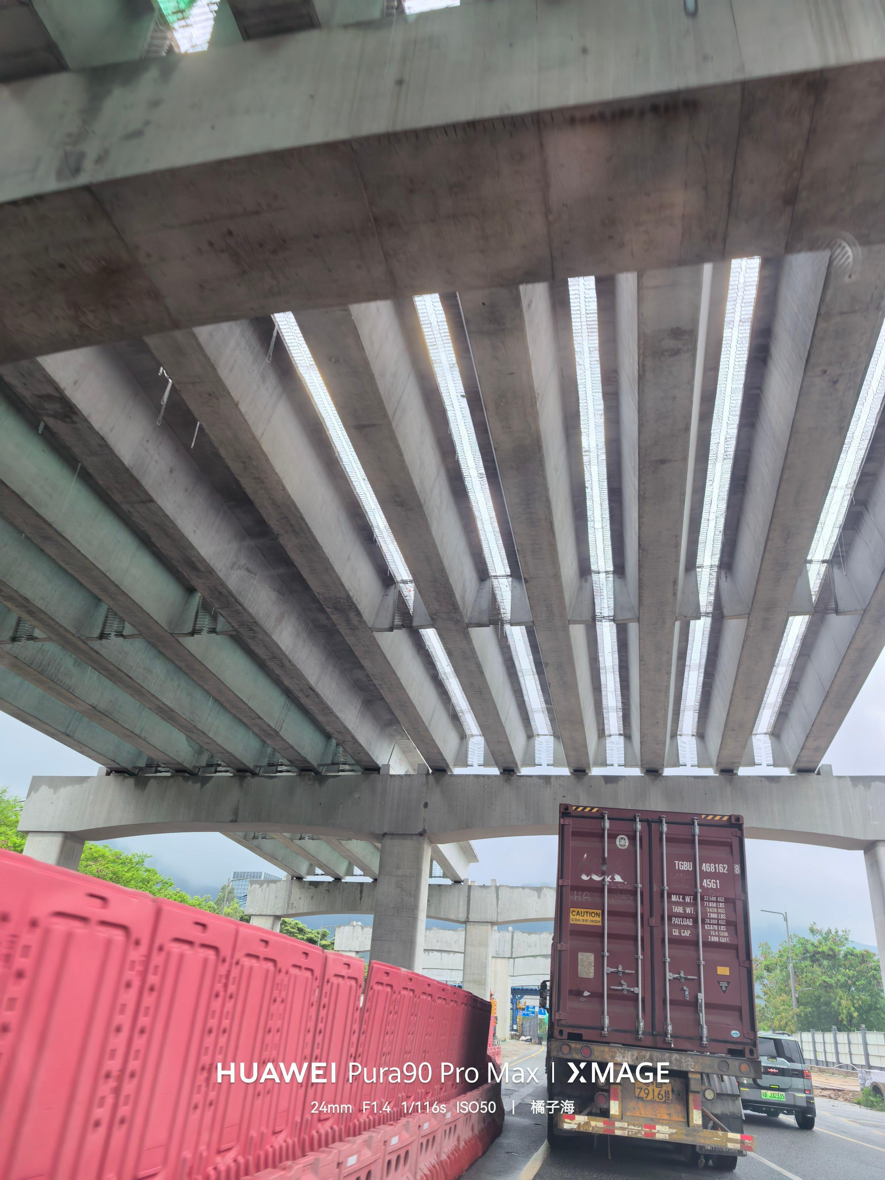 有没有搞道路施工这块的朋友，帮忙看看图片上的那个高架桥的建设进展，整体完成进度达