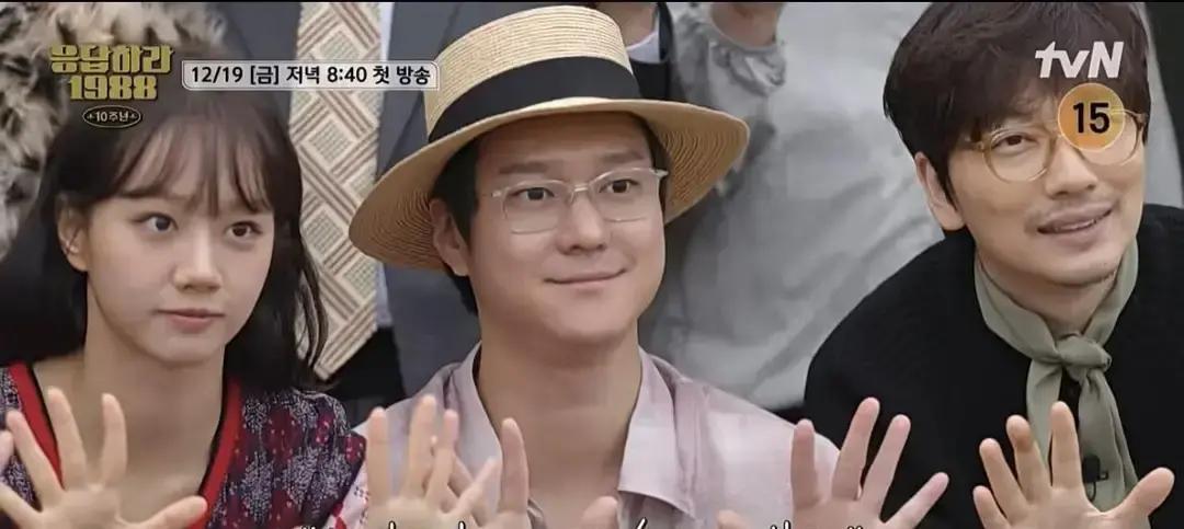 你敢信？《请回答1988》里啃面包的金正峰，现在能扛20kg哑铃做深蹲？
 
安