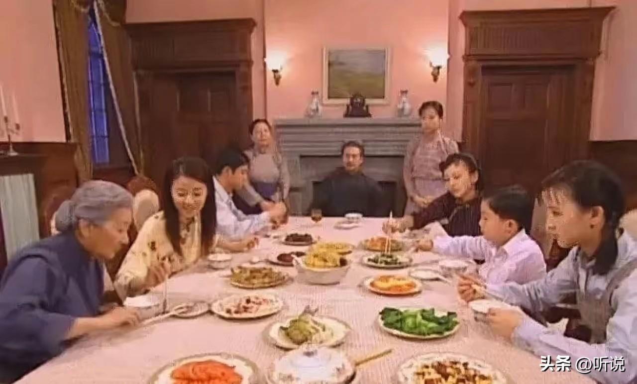 怪不得陆振华不吃呢，原来是夹不到菜啊