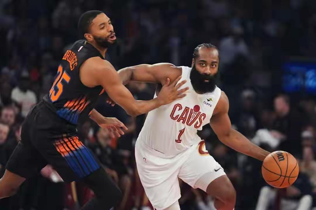 哈登：快去西部湖人请詹姆斯……！

确实，骑士打不过尼克斯，已经2-0了，尼克斯
