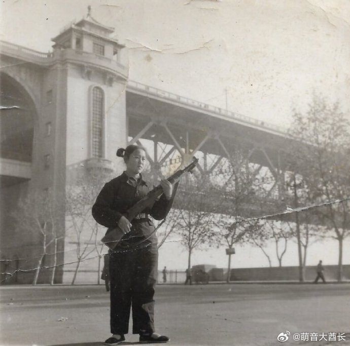 武汉长江大桥旁的女民兵，1975 年。热点观点海外新鲜事