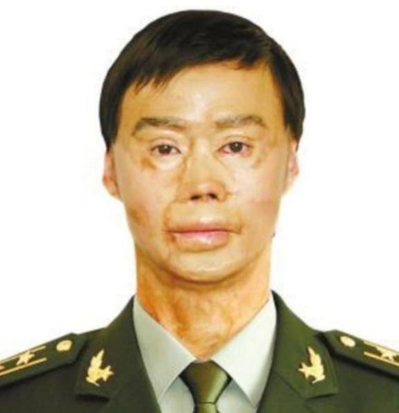 1995年，一名解放军战士在乘车回部队的途中，劝司机不要停下加油，但司机执意停下