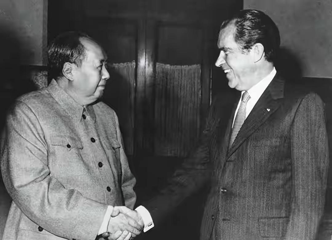 毛主席会见尼克松时，一个美国人秘密录音，当场暴露了，毛主席是如何处理的呢？

话