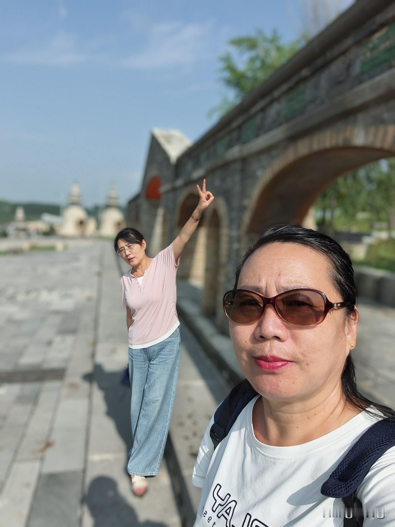 后面是我，前面是我姐

每次自拍，我都不敢站在前面，怕拍出眼角纹。

我姐说她戴