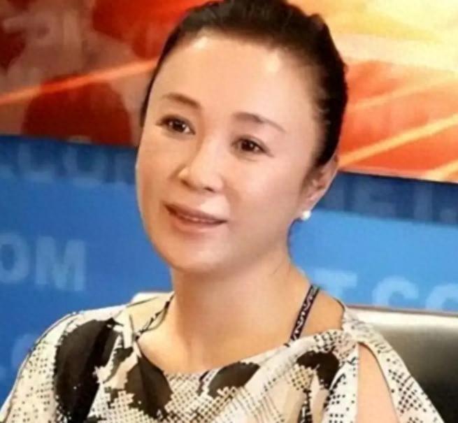 深秋的北京，松柏间的风一阵紧过一阵。公墓里没有哀乐，没有媒体，也没有亲友云集，傅