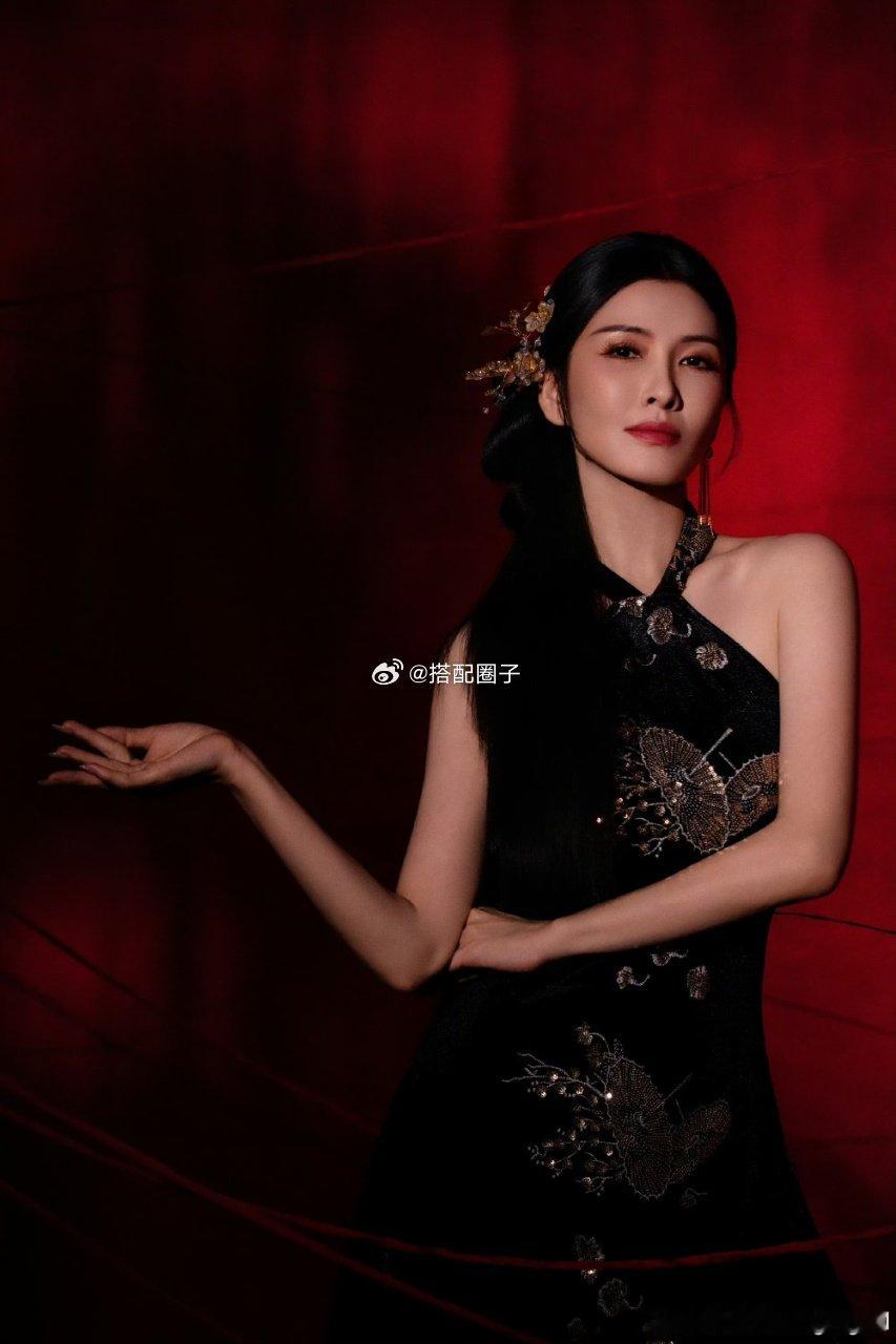 徐洁儿手里拿了红绳徐洁儿黑金旗袍造型期待姐姐今晚的舞台