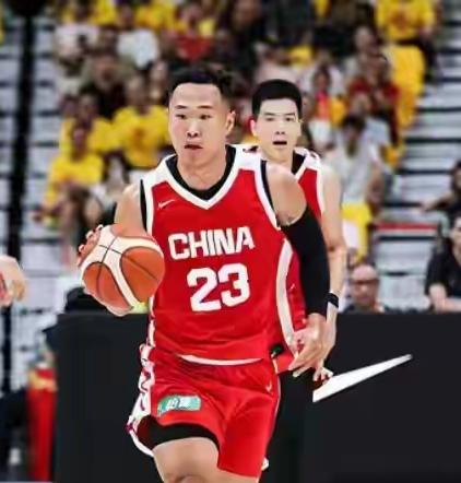 中国男篮
大家发现没，在昨晚结束的男篮热身赛佛山站比赛，中国男篮72-91不敌乌