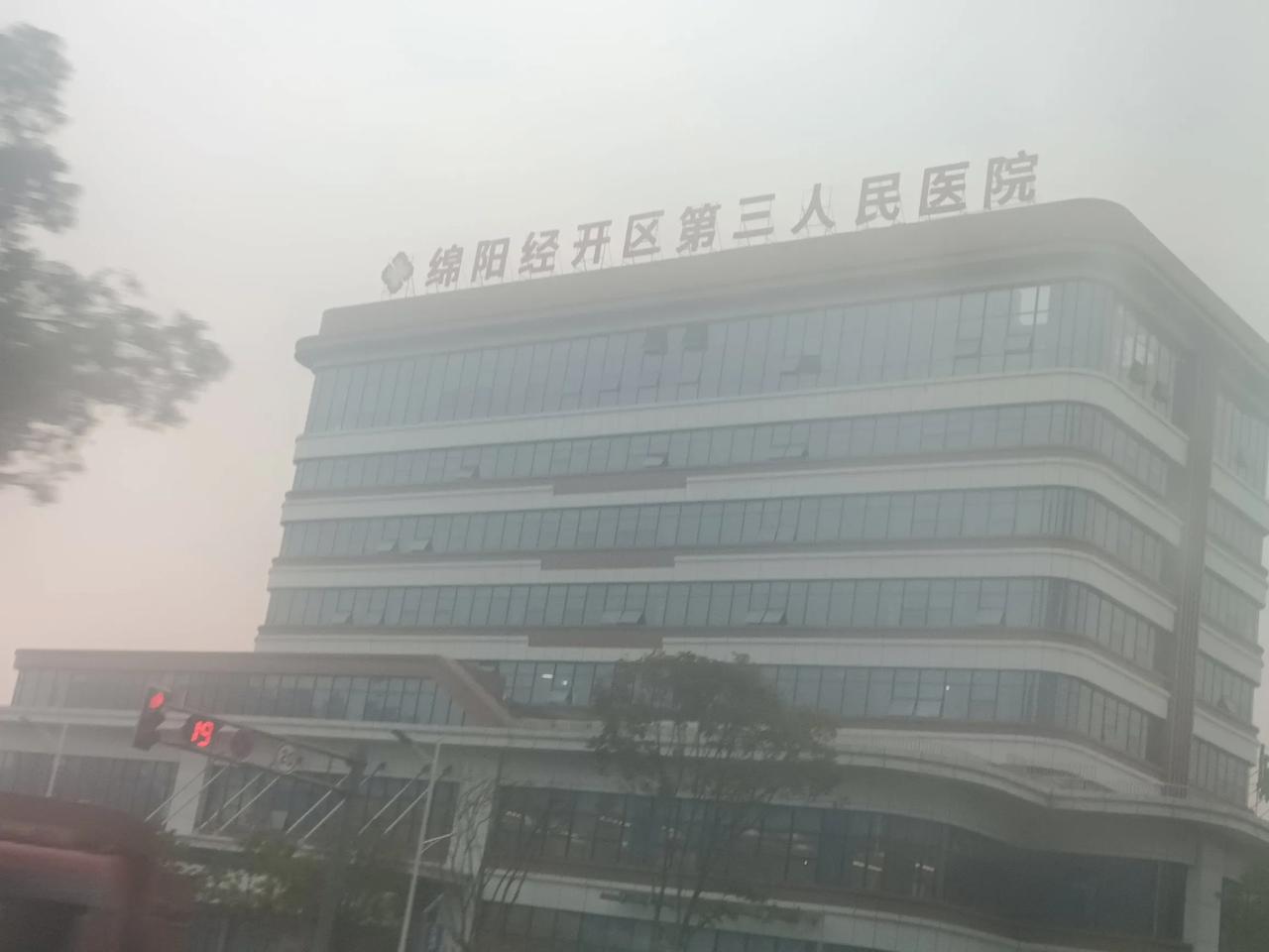 今天早上绵阳雾还是比较大！八点过的绵阳经开区，雾蒙蒙的一片，能见度也不高。过了冬