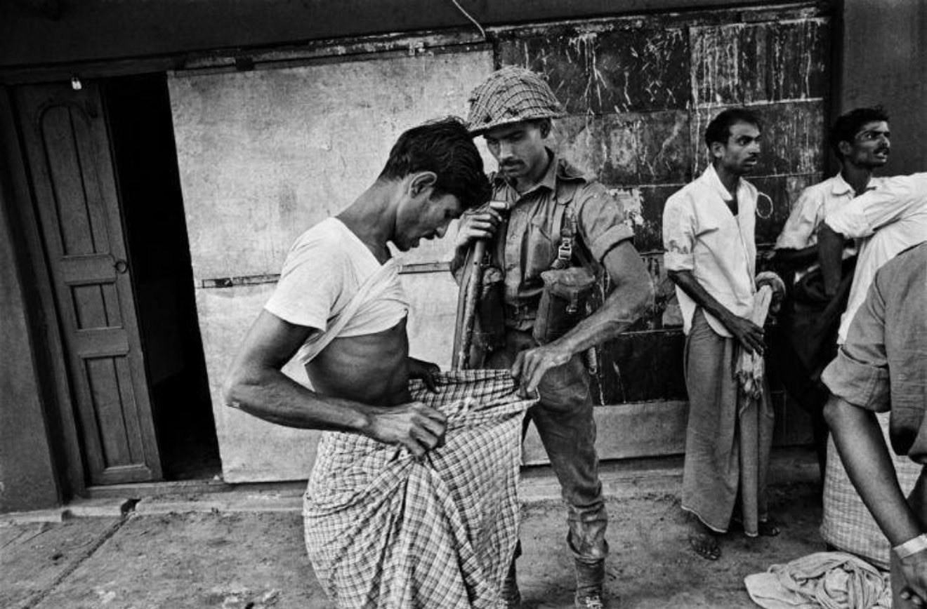 1971年印巴战争期间，一名巴基斯坦士兵在正在检查一名男子是否行过割礼。 