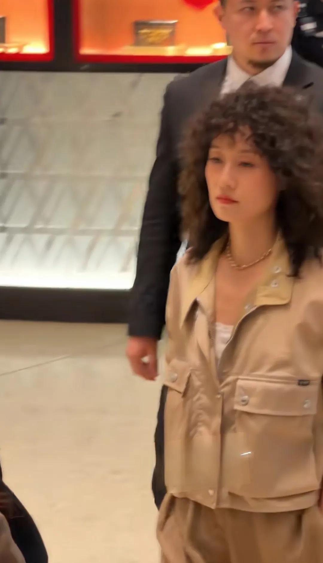 这个发型最适合她了，内核很稳定感觉她很洒脱，马伊琍这个造型好年轻[赞]