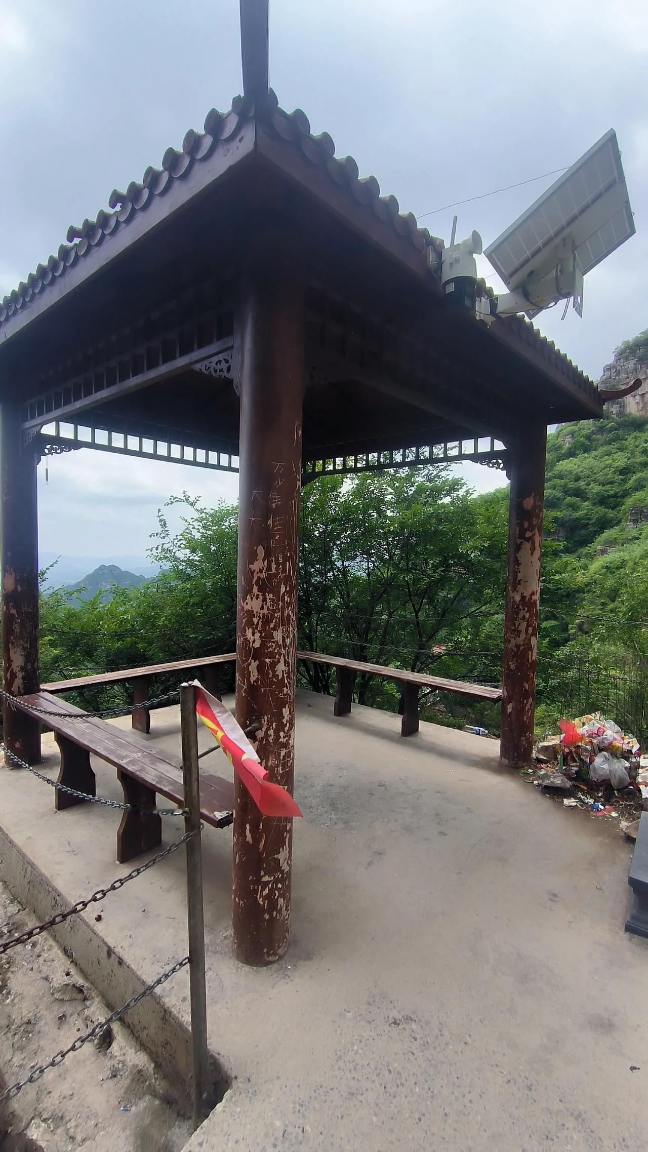 唐县青虚山红色旅游观光步道
 
青虚山半山腰的四角亭旁，立着一块纪念碑，正反两面