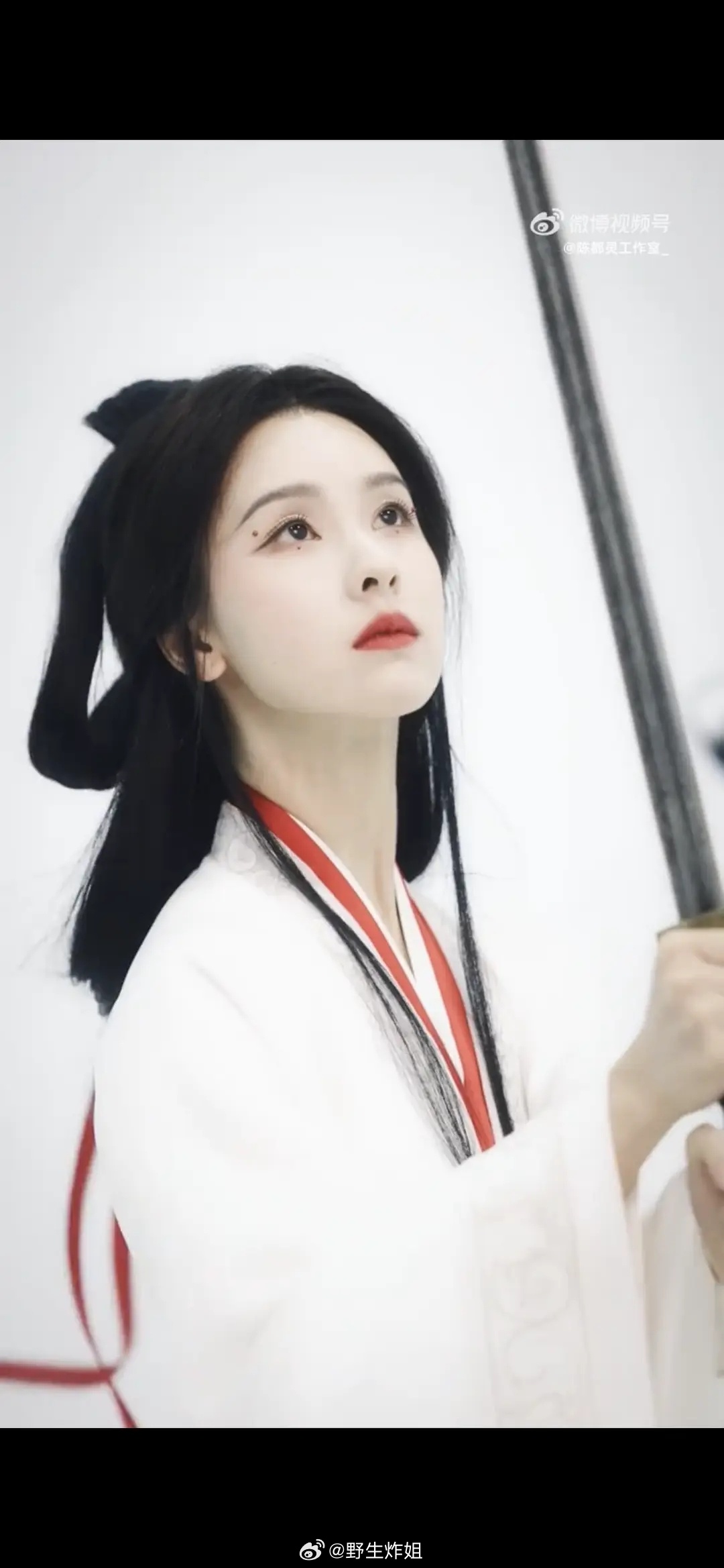 《翘楚》陈都灵剧宣写真造型如何？此为视频截图 