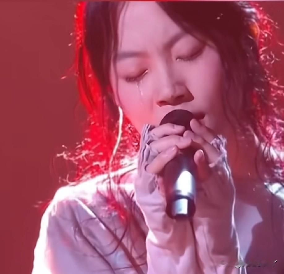 《歌手2026》第五期，窦靖童一出场我直接原地愣住！那眼角的泪痕妆，配上慵懒的长