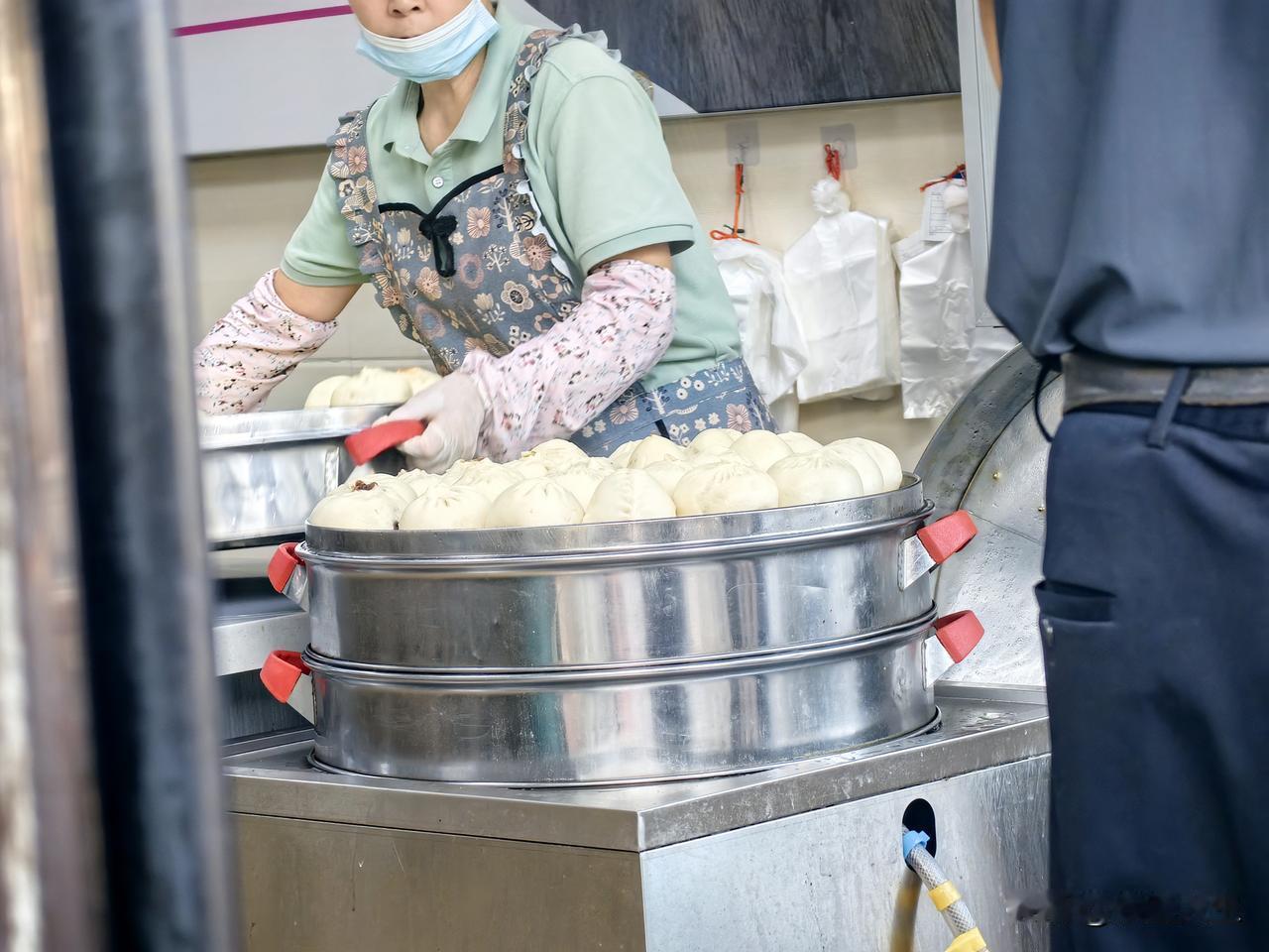 渭南早六点时辰包子味道杠杠滴 ，生意兴隆，关键是这家包子馅料十足，干净卫生，他们