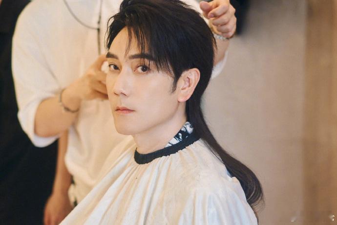 #54岁林依轮男团妆 《披荆斩棘 4》中 54 岁的林依轮的男团妆太迷人了，他状