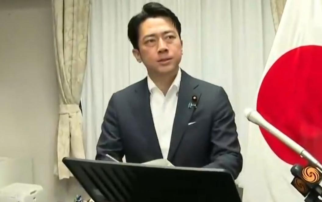 日本防卫相小泉进次郎把“日本帝国海军”的军舰模型递给被日本侵略过的印尼总统!就连