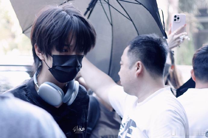 王橹杰我们的少年时代2上班路透 王橹杰我们的少年时代2上班路透 ，期待清冷学霸顾