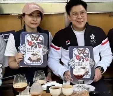 郭晶晶霍启刚打卡贵阳，解锁“冠军咖啡”新魅力
7月13日，“跳水皇后”郭晶晶与丈