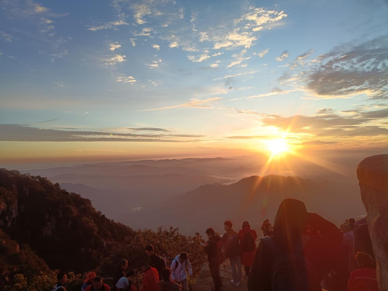 分享我这周有趣的事：泰山上的日出真的太美了，就是有点冷