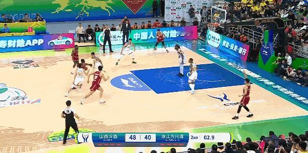 迪亚洛隔扣卡尔顿这个压哨扣篮真的太精彩了， 这大概是本赛季目前为止最佳扣篮，迪亚