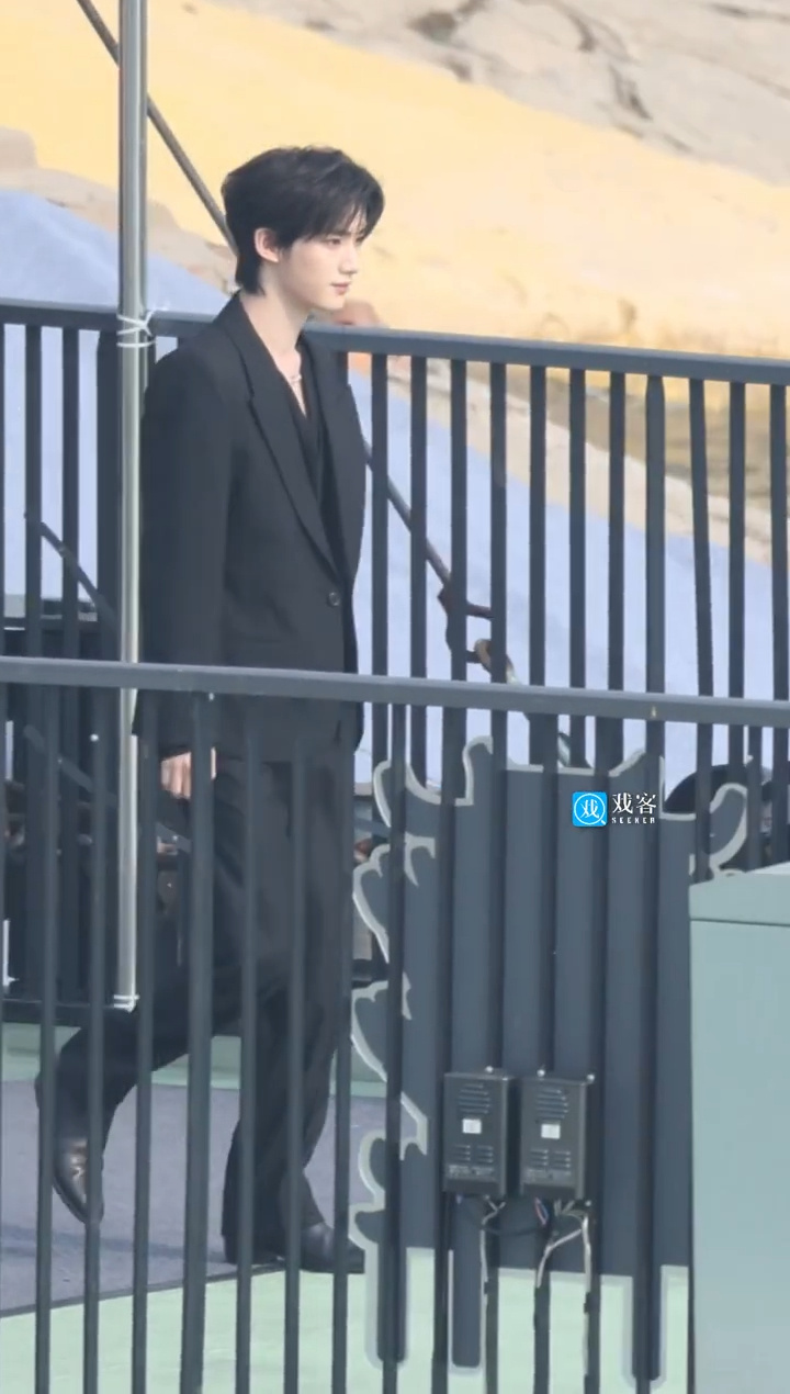 丁程鑫穿深v西装了丁程鑫深v西装going我趣！！！丁程鑫真的好帅啊！！这个深v