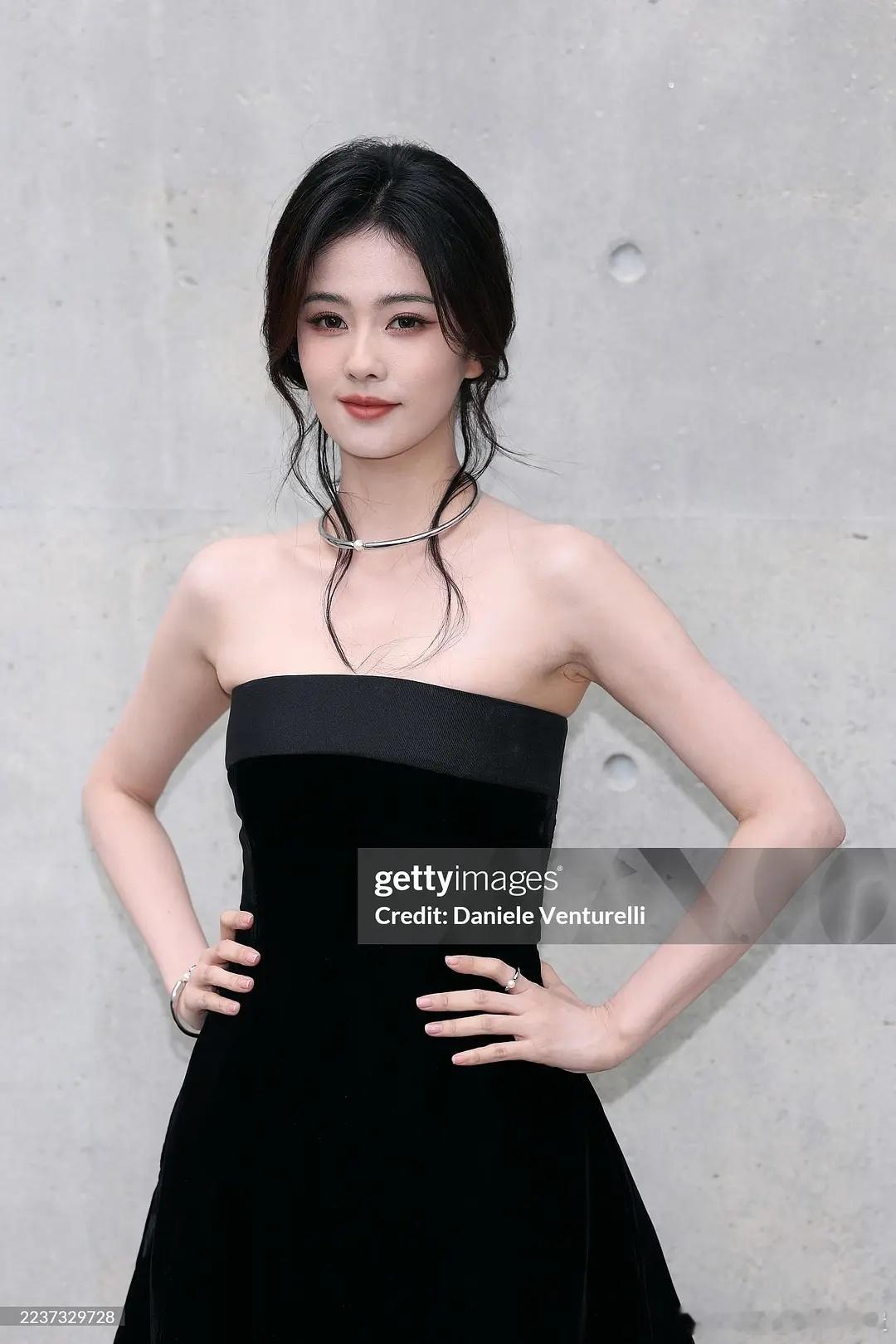 白鹿随拍直出这真的是米兰时装周上g社纯生的话我觉得白鹿进四普千古奇冤了。 ​​​