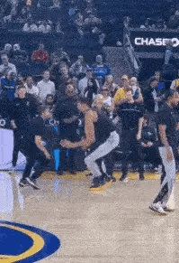 文班亚马这样的应该就是篮球巨星发展的终极了！看着都特么吓人，这么个外星生物张牙舞