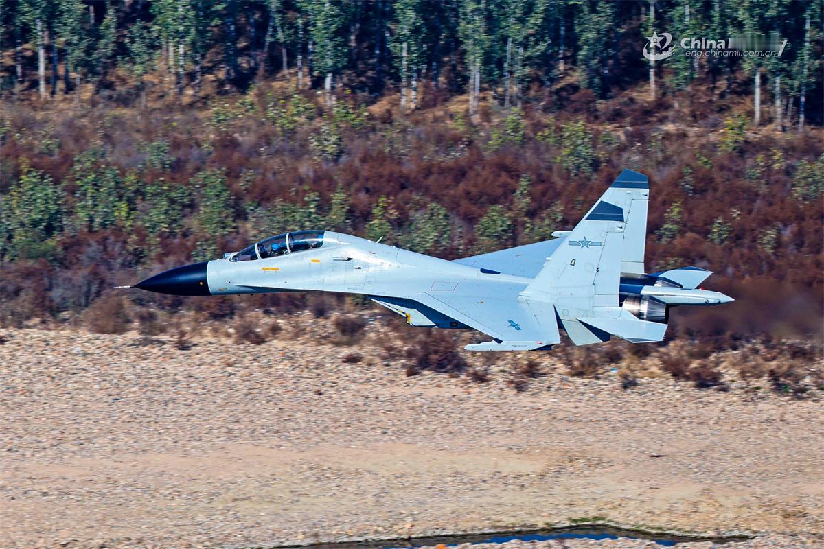 海军航空大学的一架歼-11BS战斗机以超低空飞越峡谷，离地实在太近了，新手都能飞