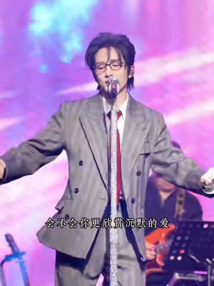 张新成演唱会张新成出道十三载首巡新程深圳站开票秒罄，四十人争一票见证演员跨界歌手