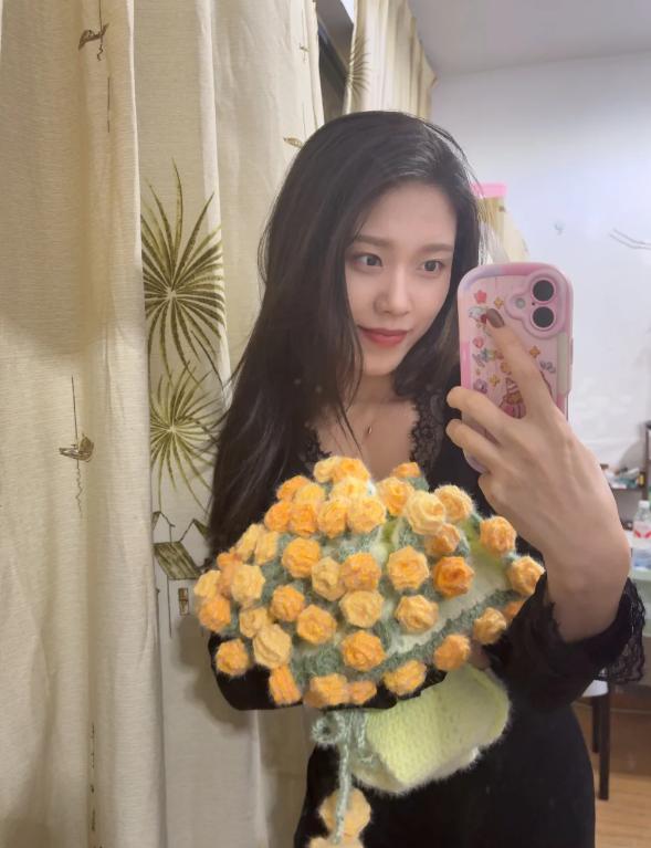 大花束真的好喜欢啊！🌸
立冬前收到好男友亲手给我勾的花束毯，真的超级开心