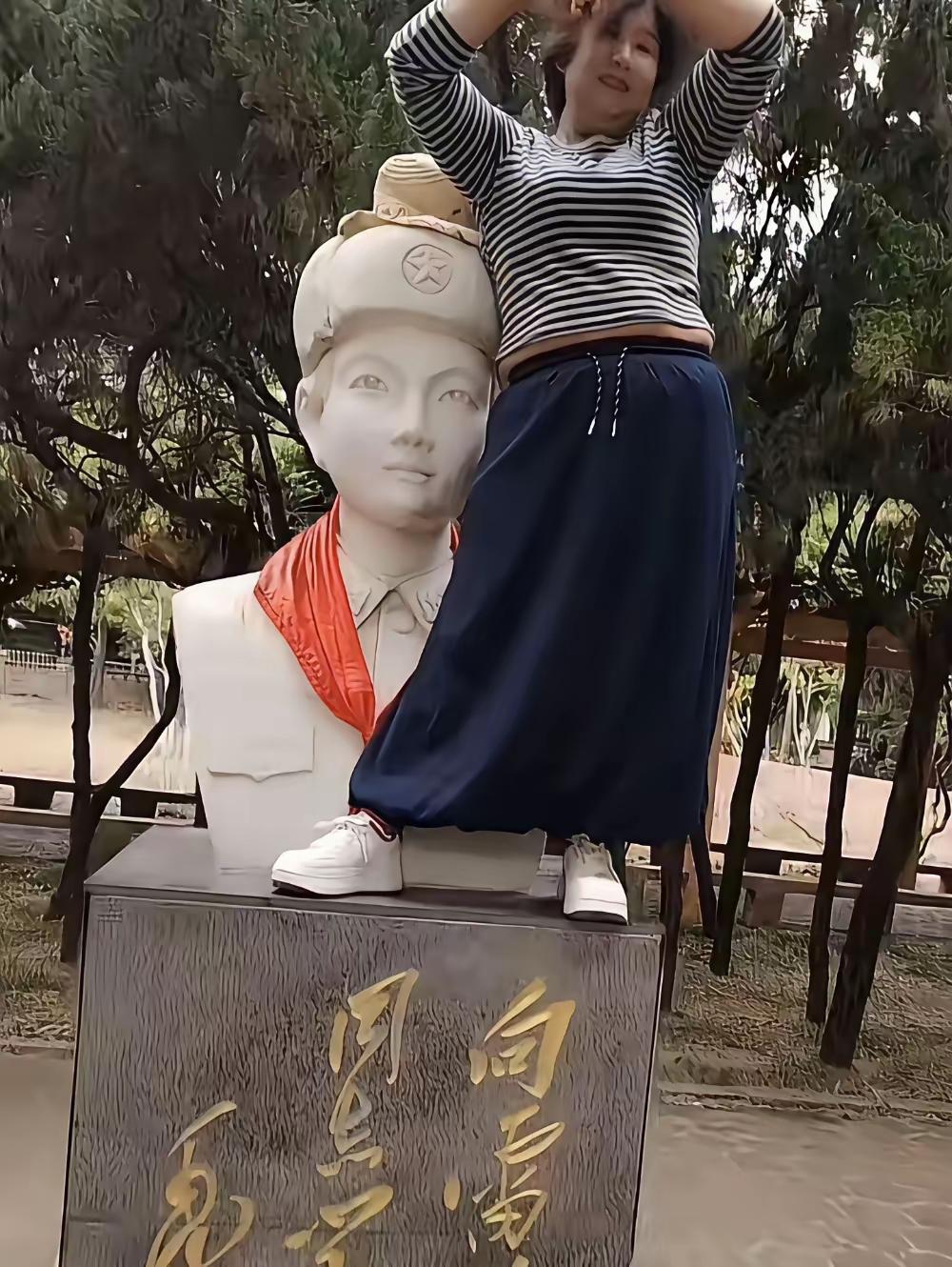 肥屁股怼着英雄头像，臭脚丫踩着伟人题词，谁家如此不懂敬畏、不知天高地厚的蠢妇？种
