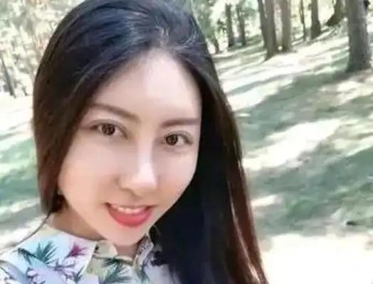 贾浅浅那论文题目简直离谱，研究她爹的画还要扯上文学视域，纯属硬蹭。明明手里握着亲