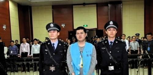 警服下的恶魔：广西平南胡平故意杀人案
 
本该守护百姓平安的民警，却在醉酒之后举