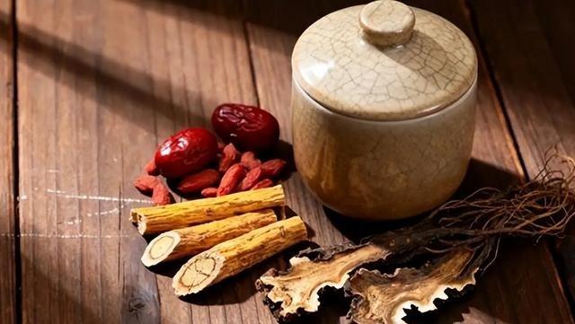 藿香正气只能解暑吗？很多人都理解错了
前几天一个患者调理完复诊，整个人状态判若两