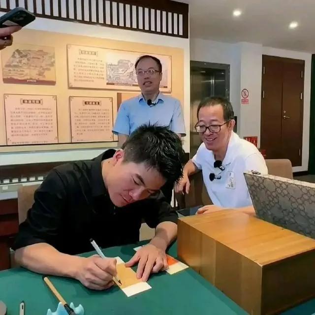 一次，易中天问俞敏洪：