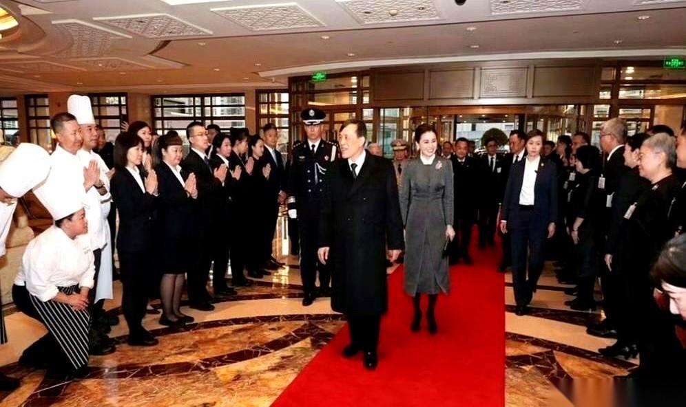 我说，别光盯着那“200多年头一回”的大阵仗。
真正有嚼头的，是跟在玛哈国王身边