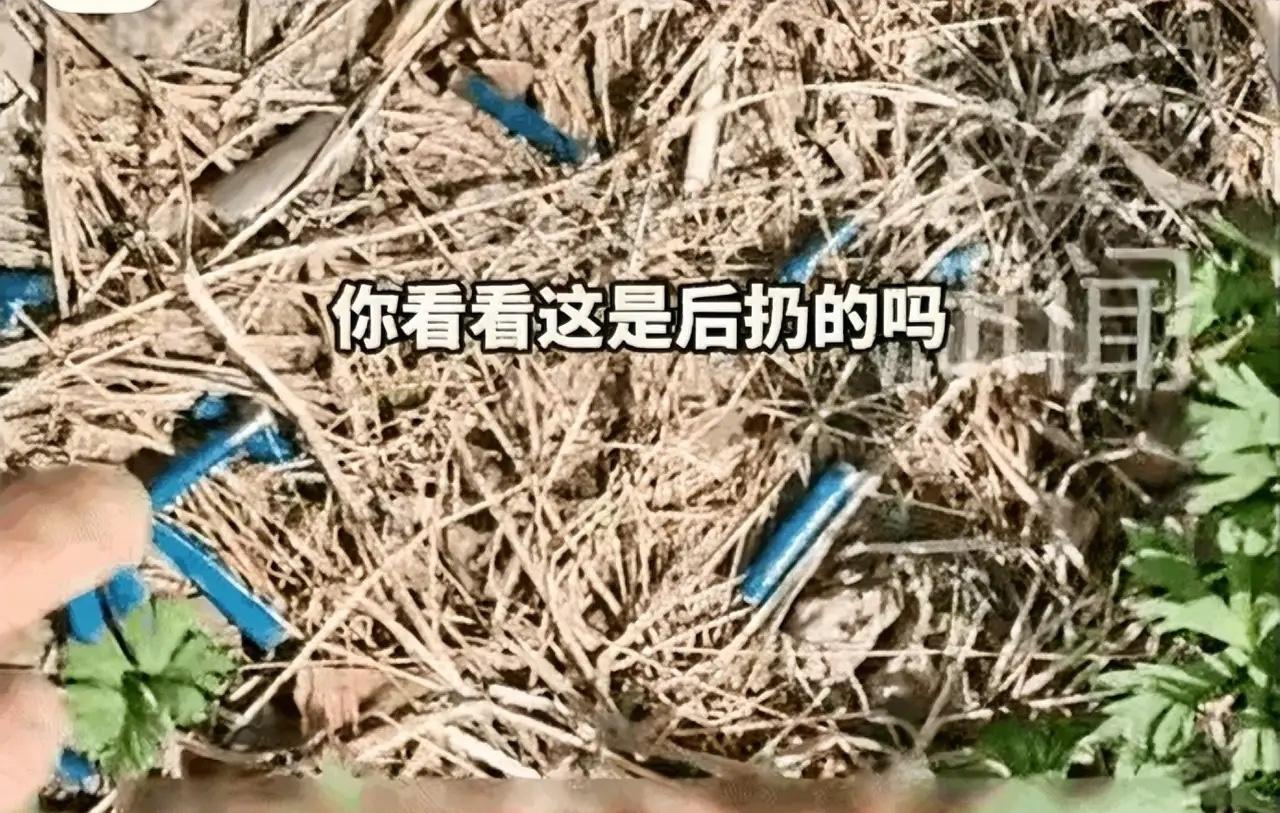 江苏，一男子抽烟后，长期把烟头丢在同一片草地上，这天他又在老地方抽烟时，竟突然发